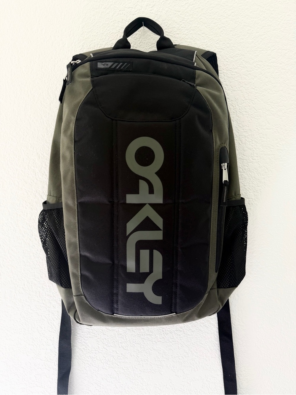 Oakley Enduro 20L 3.0 • Two-Tone Black & Olive Backpack - Picture 3 of 10